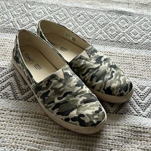 Toms Shoes Womens 10 Green Camouflage Slip On Sneakers Casual Comfort Summer